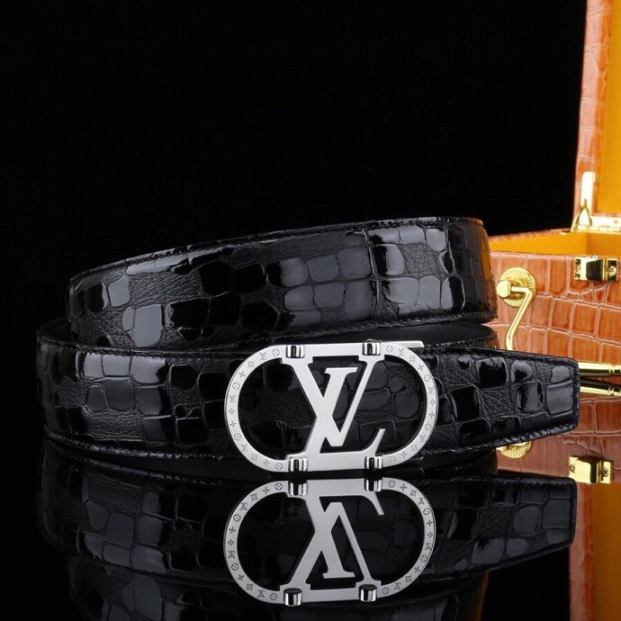 L家 高档男士真皮自动扣腰带,商务休闲款抽拉式皮带,使用方便,各种社交场所备受青睐。赠送招财真鳄鱼渔爪子挂饰一只,配送全套木盒包装发票。送礼自用佳品。
带身宽度 35 mm ,(3.5 cm)
标识加入经典图案,再以丝滑小牛皮演绎沉稳一面,搭配 LoGo自动扣,与 Everyday 系列单品搭配相宜。
匠心电镀金属扣头,以精工打磨的锃亮光泽成为整体着装的点睛之笔,低调中透出凌厉气场。内衬抗拉防变形结构,经久耐用,是兼具实用与格调的现代绅士首选。
这款高档自动扣男士皮带配皮精选头层小牛皮,触感细腻柔韧,每一道天然纹理皆诉说着品质的沉淀。
创新智能自动扣设计,无需繁琐针孔调节,一按即合,轻松适配不同腰围,在商务会议或社交场合中从容展现优雅效率。
即刻拥有,让每一次举手投足皆成为品味的无声宣言。「系住从容,扣动不凡」——只为懂得犒赏自己的非凡男士。p240