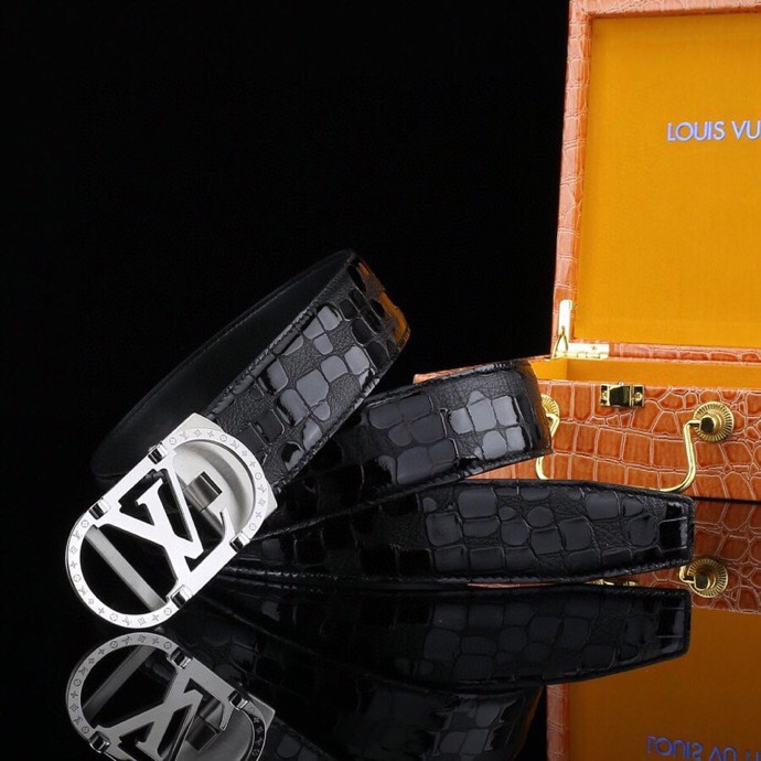 L家 高档男士真皮自动扣腰带,商务休闲款抽拉式皮带,使用方便,各种社交场所备受青睐。赠送招财真鳄鱼渔爪子挂饰一只,配送全套木盒包装发票。送礼自用佳品。
带身宽度 35 mm ,(3.5 cm)
标识加入经典图案,再以丝滑小牛皮演绎沉稳一面,搭配 LoGo自动扣,与 Everyday 系列单品搭配相宜。
匠心电镀金属扣头,以精工打磨的锃亮光泽成为整体着装的点睛之笔,低调中透出凌厉气场。内衬抗拉防变形结构,经久耐用,是兼具实用与格调的现代绅士首选。
这款高档自动扣男士皮带配皮精选头层小牛皮,触感细腻柔韧,每一道天然纹理皆诉说着品质的沉淀。
创新智能自动扣设计,无需繁琐针孔调节,一按即合,轻松适配不同腰围,在商务会议或社交场合中从容展现优雅效率。
即刻拥有,让每一次举手投足皆成为品味的无声宣言。「系住从容,扣动不凡」——只为懂得犒赏自己的非凡男士。p240