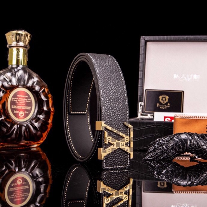 L家 男士商务休闲款真皮腰带 | 经典钢扣头层小牛皮皮带。
▎匠心工艺
严选皮料:带身双面采用进口头层小牛皮,纹理细腻,柔韧亲肤,久用不易变形。
精工电镀:logo扣头精钢真空电镀工艺,防刮耐磨,持久保色,低调演绎奢华质感。
38mm( 3.8cm )百搭宽度:适配商务正装与休闲造型,经典多色可选,轻松驾驭多种场合。
▎尊享礼遇
精品包装:配送鳄鱼纹木礼盒+真鳄鱼爪钥匙扣挂饰一支(限量赠品)。
高端之选:自用彰显品位,馈赠见证心意,高净值客户品质生活首选配饰。p240