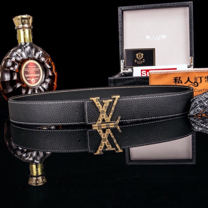 L家 男士商务休闲款真皮腰带 | 经典钢扣头层小牛皮皮带。
▎匠心工艺
严选皮料:带身双面采用进口头层小牛皮,纹理细腻,柔韧亲肤,久用不易变形。
精工电镀:logo扣头精钢真空电镀工艺,防刮耐磨,持久保色,低调演绎奢华质感。
38mm( 3.8cm )百搭宽度:适配商务正装与休闲造型,经典多色可选,轻松驾驭多种场合。
▎尊享礼遇
精品包装:配送鳄鱼纹木礼盒+真鳄鱼爪钥匙扣挂饰一支(限量赠品)。
高端之选:自用彰显品位,馈赠见证心意,高净值客户品质生活首选配饰。p240