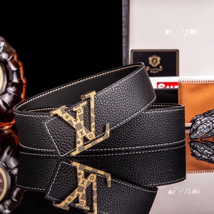 L家 男士商务休闲款真皮腰带 | 经典钢扣头层小牛皮皮带。
▎匠心工艺
严选皮料:带身双面采用进口头层小牛皮,纹理细腻,柔韧亲肤,久用不易变形。
精工电镀:logo扣头精钢真空电镀工艺,防刮耐磨,持久保色,低调演绎奢华质感。
38mm( 3.8cm )百搭宽度:适配商务正装与休闲造型,经典多色可选,轻松驾驭多种场合。
▎尊享礼遇
精品包装:配送鳄鱼纹木礼盒+真鳄鱼爪钥匙扣挂饰一支(限量赠品)。
高端之选:自用彰显品位,馈赠见证心意,高净值客户品质生活首选配饰。p240