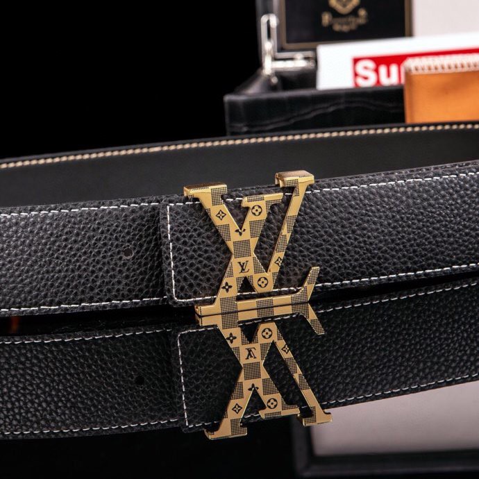 L家 男士商务休闲款真皮腰带 | 经典钢扣头层小牛皮皮带。
▎匠心工艺
严选皮料:带身双面采用进口头层小牛皮,纹理细腻,柔韧亲肤,久用不易变形。
精工电镀:logo扣头精钢真空电镀工艺,防刮耐磨,持久保色,低调演绎奢华质感。
38mm( 3.8cm )百搭宽度:适配商务正装与休闲造型,经典多色可选,轻松驾驭多种场合。
▎尊享礼遇
精品包装:配送鳄鱼纹木礼盒+真鳄鱼爪钥匙扣挂饰一支(限量赠品)。
高端之选:自用彰显品位,馈赠见证心意,高净值客户品质生活首选配饰。p240