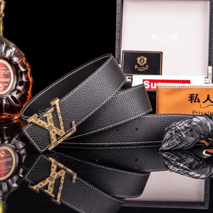 L家 男士商务休闲款真皮腰带 | 经典钢扣头层小牛皮皮带。
▎匠心工艺
严选皮料:带身双面采用进口头层小牛皮,纹理细腻,柔韧亲肤,久用不易变形。
精工电镀:logo扣头精钢真空电镀工艺,防刮耐磨,持久保色,低调演绎奢华质感。
38mm( 3.8cm )百搭宽度:适配商务正装与休闲造型,经典多色可选,轻松驾驭多种场合。
▎尊享礼遇
精品包装:配送鳄鱼纹木礼盒+真鳄鱼爪钥匙扣挂饰一支(限量赠品)。
高端之选:自用彰显品位,馈赠见证心意,高净值客户品质生活首选配饰。p240