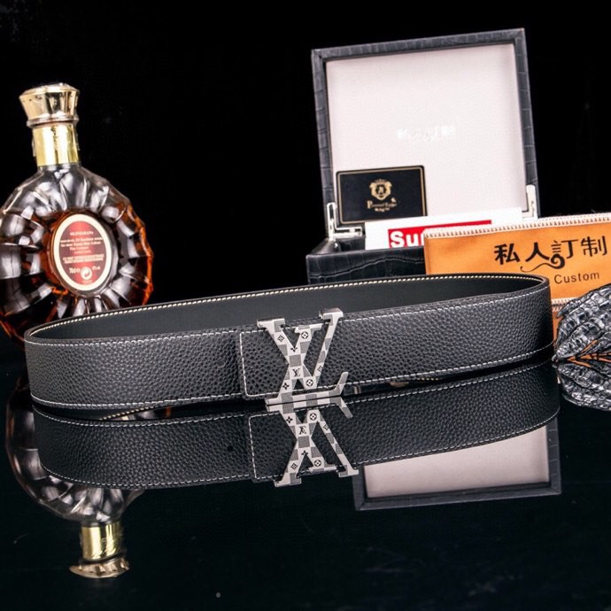 L家 男士商务休闲款真皮腰带 | 经典钢扣头层小牛皮皮带。
▎匠心工艺
严选皮料:带身双面采用进口头层小牛皮,纹理细腻,柔韧亲肤,久用不易变形。
精工电镀:logo扣头精钢真空电镀工艺,防刮耐磨,持久保色,低调演绎奢华质感。
38mm( 3.8cm )百搭宽度:适配商务正装与休闲造型,经典多色可选,轻松驾驭多种场合。
▎尊享礼遇
精品包装:配送鳄鱼纹木礼盒+真鳄鱼爪钥匙扣挂饰一支(限量赠品)。
高端之选:自用彰显品位,馈赠见证心意,高净值客户品质生活首选配饰。p240