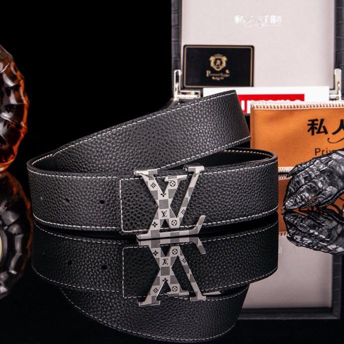 L家 男士商务休闲款真皮腰带 | 经典钢扣头层小牛皮皮带。
▎匠心工艺
严选皮料:带身双面采用进口头层小牛皮,纹理细腻,柔韧亲肤,久用不易变形。
精工电镀:logo扣头精钢真空电镀工艺,防刮耐磨,持久保色,低调演绎奢华质感。
38mm( 3.8cm )百搭宽度:适配商务正装与休闲造型,经典多色可选,轻松驾驭多种场合。
▎尊享礼遇
精品包装:配送鳄鱼纹木礼盒+真鳄鱼爪钥匙扣挂饰一支(限量赠品)。
高端之选:自用彰显品位,馈赠见证心意,高净值客户品质生活首选配饰。p240