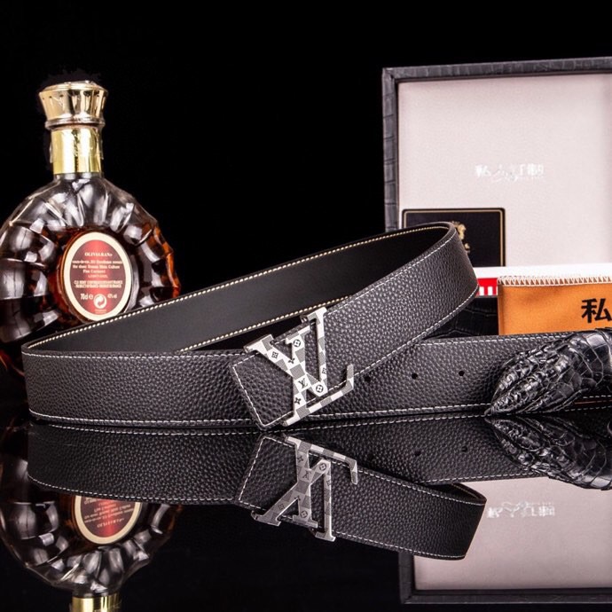 L家 男士商务休闲款真皮腰带 | 经典钢扣头层小牛皮皮带。
▎匠心工艺
严选皮料:带身双面采用进口头层小牛皮,纹理细腻,柔韧亲肤,久用不易变形。
精工电镀:logo扣头精钢真空电镀工艺,防刮耐磨,持久保色,低调演绎奢华质感。
38mm( 3.8cm )百搭宽度:适配商务正装与休闲造型,经典多色可选,轻松驾驭多种场合。
▎尊享礼遇
精品包装:配送鳄鱼纹木礼盒+真鳄鱼爪钥匙扣挂饰一支(限量赠品)。
高端之选:自用彰显品位,馈赠见证心意,高净值客户品质生活首选配饰。p240