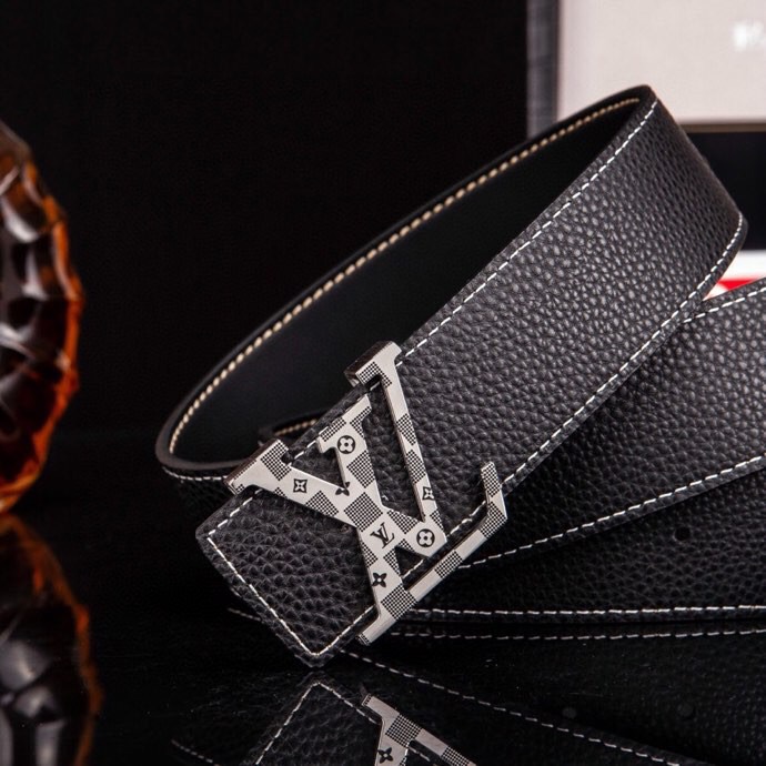 L家 男士商务休闲款真皮腰带 | 经典钢扣头层小牛皮皮带。
▎匠心工艺
严选皮料:带身双面采用进口头层小牛皮,纹理细腻,柔韧亲肤,久用不易变形。
精工电镀:logo扣头精钢真空电镀工艺,防刮耐磨,持久保色,低调演绎奢华质感。
38mm( 3.8cm )百搭宽度:适配商务正装与休闲造型,经典多色可选,轻松驾驭多种场合。
▎尊享礼遇
精品包装:配送鳄鱼纹木礼盒+真鳄鱼爪钥匙扣挂饰一支(限量赠品)。
高端之选:自用彰显品位,馈赠见证心意,高净值客户品质生活首选配饰。p240