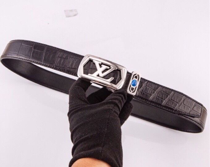  L家 精品高档精钢男士真皮自动扣腰带，商务休闲款抽拉式皮带，使用方便，各种社交场所备受青睐。送礼自用佳品。
带身宽度 35 毫米 ，（3.5 cm）
标识加入经典图案，再以丝滑小牛皮演绎沉稳一面，搭配 LoGo自动扣，与 Everyday 系列其他单品搭配相宜。
匠心电镀金属扣头，以精工打磨的锃亮光泽成为整体着装的点睛之笔，低调中透出凌厉气场。内衬抗拉防变形结构，经久耐用，是兼具实用与格调的现代绅士首选。
这款高档自动扣男士皮带配皮精选头层小牛皮，触感细腻柔韧，每一道天然纹理皆诉说着品质的沉淀。
创新智能自动扣设计，无需繁琐针孔调节，一按即合，轻松适配不同腰围，在商务会议或社交场合中从容展现优雅效率。
即刻拥有，让每一次举手投足皆成为品味的无声宣言。「系住从容，扣动不凡」&mdash;&mdash;只为懂得犒赏自己的非凡男士。p220