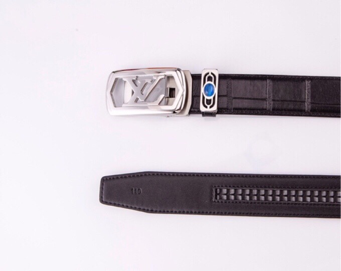  L家 精品高档精钢男士真皮自动扣腰带，商务休闲款抽拉式皮带，使用方便，各种社交场所备受青睐。送礼自用佳品。
带身宽度 35 毫米 ，（3.5 cm）
标识加入经典图案，再以丝滑小牛皮演绎沉稳一面，搭配 LoGo自动扣，与 Everyday 系列其他单品搭配相宜。
匠心电镀金属扣头，以精工打磨的锃亮光泽成为整体着装的点睛之笔，低调中透出凌厉气场。内衬抗拉防变形结构，经久耐用，是兼具实用与格调的现代绅士首选。
这款高档自动扣男士皮带配皮精选头层小牛皮，触感细腻柔韧，每一道天然纹理皆诉说着品质的沉淀。
创新智能自动扣设计，无需繁琐针孔调节，一按即合，轻松适配不同腰围，在商务会议或社交场合中从容展现优雅效率。
即刻拥有，让每一次举手投足皆成为品味的无声宣言。「系住从容，扣动不凡」&mdash;&mdash;只为懂得犒赏自己的非凡男士。p220