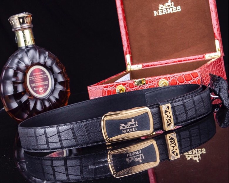 爱马家 同款自动扣真皮腰带 | 商务休闲臻品
【进口头层小牛皮】
精选EP-M原单皮料，3.5cm宽（35MM），纹理自然细腻，触感奢华
316精钢真空电镀扣头，立体浮雕工艺，持久耐磨不褪色
带身长度可定制裁剪，适配各类腰围
【高端细节·匠心工艺】
双面真皮设计，结实耐用
哑光金属扣头低调优雅，支撑力强不易变形
同步工艺，内穿式自动扣适配正装与休闲
随赠原装木盒全套包装 | 自用显品位·馈赠有格调
—— 经典热销款，精英男士衣橱必备 ——p260