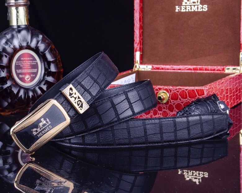 爱马家 同款自动扣真皮腰带 | 商务休闲臻品
【进口头层小牛皮】
精选EP-M原单皮料，3.5cm宽（35MM），纹理自然细腻，触感奢华
316精钢真空电镀扣头，立体浮雕工艺，持久耐磨不褪色
带身长度可定制裁剪，适配各类腰围
【高端细节·匠心工艺】
双面真皮设计，结实耐用
哑光金属扣头低调优雅，支撑力强不易变形
同步工艺，内穿式自动扣适配正装与休闲
随赠原装木盒全套包装 | 自用显品位·馈赠有格调
—— 经典热销款，精英男士衣橱必备 ——p260