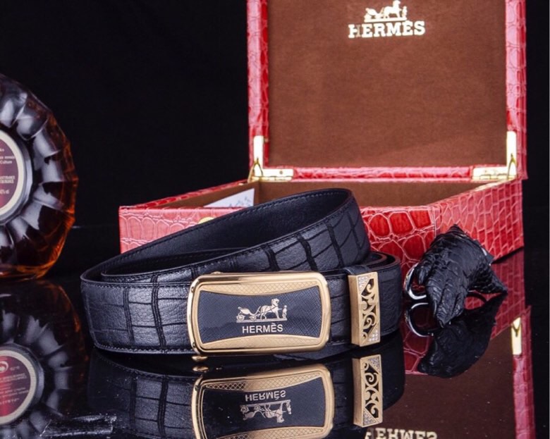 爱马家 同款自动扣真皮腰带 | 商务休闲臻品
【进口头层小牛皮】
精选EP-M原单皮料，3.5cm宽（35MM），纹理自然细腻，触感奢华
316精钢真空电镀扣头，立体浮雕工艺，持久耐磨不褪色
带身长度可定制裁剪，适配各类腰围
【高端细节·匠心工艺】
双面真皮设计，结实耐用
哑光金属扣头低调优雅，支撑力强不易变形
同步工艺，内穿式自动扣适配正装与休闲
随赠原装木盒全套包装 | 自用显品位·馈赠有格调
—— 经典热销款，精英男士衣橱必备 ——p260