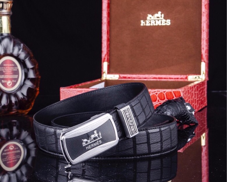 爱马家 同款自动扣真皮腰带 | 商务休闲臻品
【进口头层小牛皮】
精选EP-M原单皮料，3.5cm宽（35MM），纹理自然细腻，触感奢华
316精钢真空电镀扣头，立体浮雕工艺，持久耐磨不褪色
带身长度可定制裁剪，适配各类腰围
【高端细节·匠心工艺】
双面真皮设计，结实耐用
哑光金属扣头低调优雅，支撑力强不易变形
同步工艺，内穿式自动扣适配正装与休闲
随赠原装木盒全套包装 | 自用显品位·馈赠有格调
—— 经典热销款，精英男士衣橱必备 ——p260