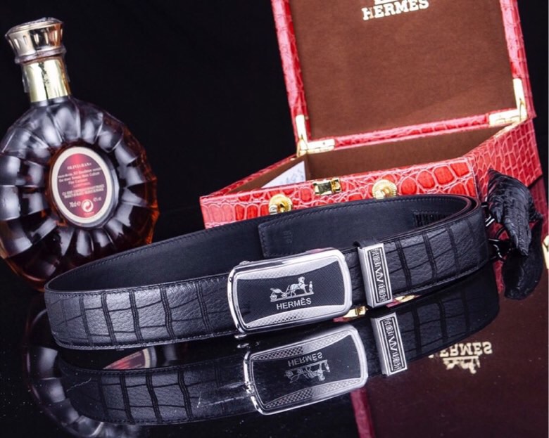 爱马家 同款自动扣真皮腰带 | 商务休闲臻品
【进口头层小牛皮】
精选EP-M原单皮料，3.5cm宽（35MM），纹理自然细腻，触感奢华
316精钢真空电镀扣头，立体浮雕工艺，持久耐磨不褪色
带身长度可定制裁剪，适配各类腰围
【高端细节·匠心工艺】
双面真皮设计，结实耐用
哑光金属扣头低调优雅，支撑力强不易变形
同步工艺，内穿式自动扣适配正装与休闲
随赠原装木盒全套包装 | 自用显品位·馈赠有格调
—— 经典热销款，精英男士衣橱必备 ——p260