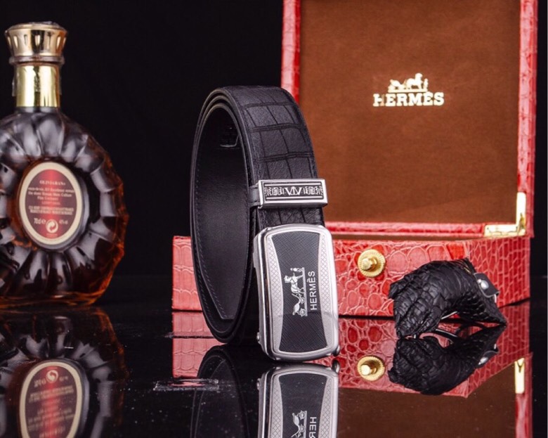 爱马家 同款自动扣真皮腰带 | 商务休闲臻品
【进口头层小牛皮】
精选EP-M原单皮料，3.5cm宽（35MM），纹理自然细腻，触感奢华
316精钢真空电镀扣头，立体浮雕工艺，持久耐磨不褪色
带身长度可定制裁剪，适配各类腰围
【高端细节·匠心工艺】
双面真皮设计，结实耐用
哑光金属扣头低调优雅，支撑力强不易变形
同步工艺，内穿式自动扣适配正装与休闲
随赠原装木盒全套包装 | 自用显品位·馈赠有格调
—— 经典热销款，精英男士衣橱必备 ——p260