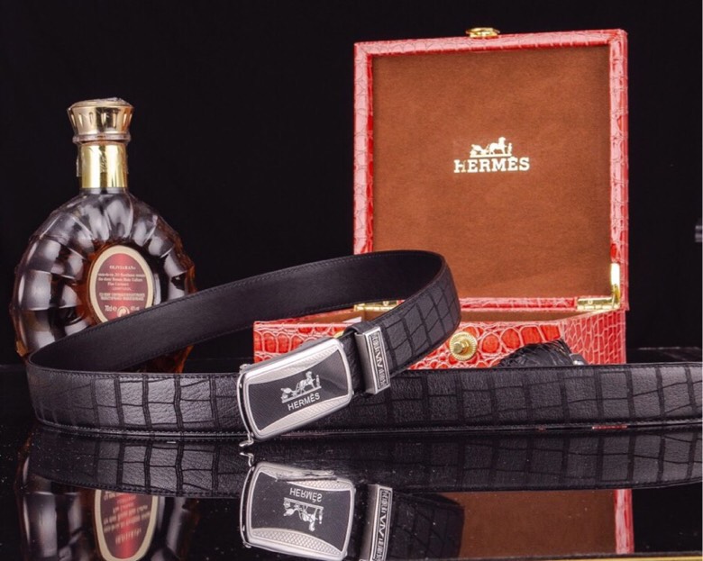 爱马家 同款自动扣真皮腰带 | 商务休闲臻品
【进口头层小牛皮】
精选EP-M原单皮料，3.5cm宽（35MM），纹理自然细腻，触感奢华
316精钢真空电镀扣头，立体浮雕工艺，持久耐磨不褪色
带身长度可定制裁剪，适配各类腰围
【高端细节·匠心工艺】
双面真皮设计，结实耐用
哑光金属扣头低调优雅，支撑力强不易变形
同步工艺，内穿式自动扣适配正装与休闲
随赠原装木盒全套包装 | 自用显品位·馈赠有格调
—— 经典热销款，精英男士衣橱必备 ——p260