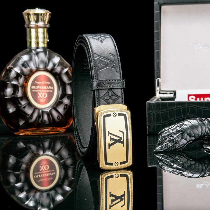  L家 精品高档精钢男士真皮自动扣腰带，商务休闲款抽拉式皮带，使用方便，各种社交场所备受青睐。配送全套木盒包装发票。送礼自用佳品。
带身宽度 35 毫米 ，（3.5 cm）
标识加入经典图案，再以丝滑小牛皮演绎沉稳一面，搭配 LoGo自动扣，与 Everyday 系列其他单品搭配相宜。
匠心电镀金属扣头，以精工打磨的锃亮光泽成为整体着装的点睛之笔，低调中透出凌厉气场。内衬抗拉防变形结构，经久耐用，是兼具实用与格调的现代绅士首选。
这款高档自动扣男士皮带配皮精选头层小牛皮，触感细腻柔韧，每一道天然纹理皆诉说着品质的沉淀。
创新智能自动扣设计，无需繁琐针孔调节，一按即合，轻松适配不同腰围，在商务会议或社交场合中从容展现优雅效率。
即刻拥有，让每一次举手投足皆成为品味的无声宣言。「系住从容，扣动不凡」——只为懂得犒赏自己的非凡男士。p260