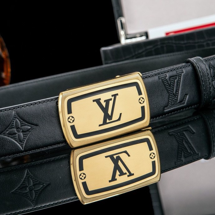  L家 精品高档精钢男士真皮自动扣腰带，商务休闲款抽拉式皮带，使用方便，各种社交场所备受青睐。配送全套木盒包装发票。送礼自用佳品。
带身宽度 35 毫米 ，（3.5 cm）
标识加入经典图案，再以丝滑小牛皮演绎沉稳一面，搭配 LoGo自动扣，与 Everyday 系列其他单品搭配相宜。
匠心电镀金属扣头，以精工打磨的锃亮光泽成为整体着装的点睛之笔，低调中透出凌厉气场。内衬抗拉防变形结构，经久耐用，是兼具实用与格调的现代绅士首选。
这款高档自动扣男士皮带配皮精选头层小牛皮，触感细腻柔韧，每一道天然纹理皆诉说着品质的沉淀。
创新智能自动扣设计，无需繁琐针孔调节，一按即合，轻松适配不同腰围，在商务会议或社交场合中从容展现优雅效率。
即刻拥有，让每一次举手投足皆成为品味的无声宣言。「系住从容，扣动不凡」——只为懂得犒赏自己的非凡男士。p260