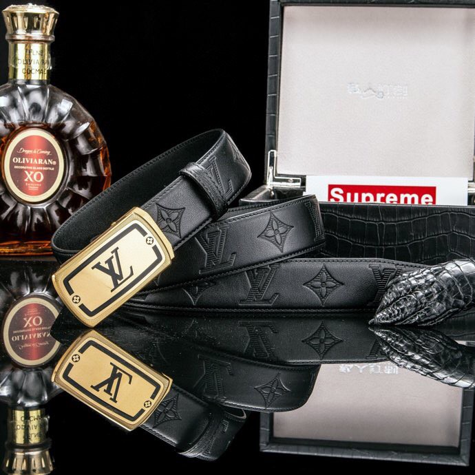  L家 精品高档精钢男士真皮自动扣腰带，商务休闲款抽拉式皮带，使用方便，各种社交场所备受青睐。配送全套木盒包装发票。送礼自用佳品。
带身宽度 35 毫米 ，（3.5 cm）
标识加入经典图案，再以丝滑小牛皮演绎沉稳一面，搭配 LoGo自动扣，与 Everyday 系列其他单品搭配相宜。
匠心电镀金属扣头，以精工打磨的锃亮光泽成为整体着装的点睛之笔，低调中透出凌厉气场。内衬抗拉防变形结构，经久耐用，是兼具实用与格调的现代绅士首选。
这款高档自动扣男士皮带配皮精选头层小牛皮，触感细腻柔韧，每一道天然纹理皆诉说着品质的沉淀。
创新智能自动扣设计，无需繁琐针孔调节，一按即合，轻松适配不同腰围，在商务会议或社交场合中从容展现优雅效率。
即刻拥有，让每一次举手投足皆成为品味的无声宣言。「系住从容，扣动不凡」——只为懂得犒赏自己的非凡男士。p260