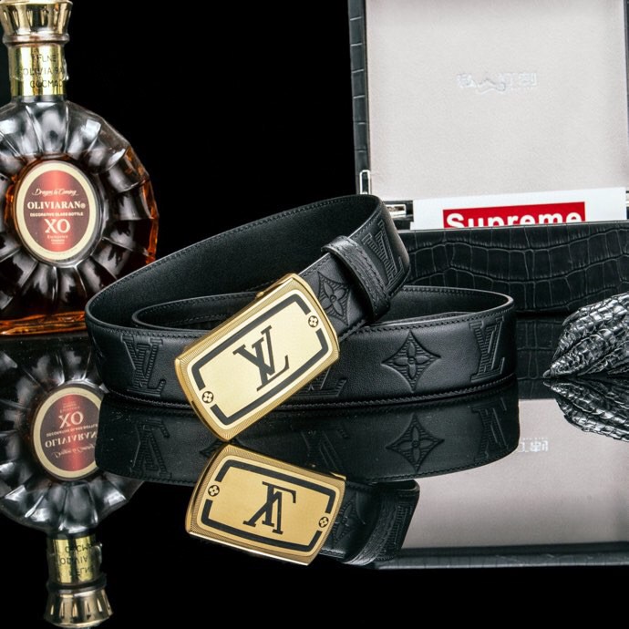  L家 精品高档精钢男士真皮自动扣腰带，商务休闲款抽拉式皮带，使用方便，各种社交场所备受青睐。配送全套木盒包装发票。送礼自用佳品。
带身宽度 35 毫米 ，（3.5 cm）
标识加入经典图案，再以丝滑小牛皮演绎沉稳一面，搭配 LoGo自动扣，与 Everyday 系列其他单品搭配相宜。
匠心电镀金属扣头，以精工打磨的锃亮光泽成为整体着装的点睛之笔，低调中透出凌厉气场。内衬抗拉防变形结构，经久耐用，是兼具实用与格调的现代绅士首选。
这款高档自动扣男士皮带配皮精选头层小牛皮，触感细腻柔韧，每一道天然纹理皆诉说着品质的沉淀。
创新智能自动扣设计，无需繁琐针孔调节，一按即合，轻松适配不同腰围，在商务会议或社交场合中从容展现优雅效率。
即刻拥有，让每一次举手投足皆成为品味的无声宣言。「系住从容，扣动不凡」——只为懂得犒赏自己的非凡男士。p260