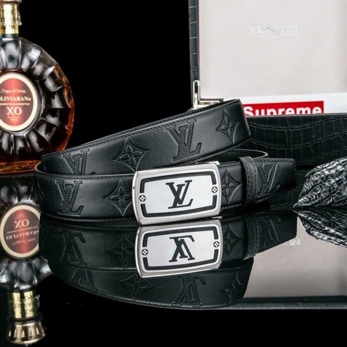  L家 精品高档精钢男士真皮自动扣腰带，商务休闲款抽拉式皮带，使用方便，各种社交场所备受青睐。配送全套木盒包装发票。送礼自用佳品。
带身宽度 35 毫米 ，（3.5 cm）
标识加入经典图案，再以丝滑小牛皮演绎沉稳一面，搭配 LoGo自动扣，与 Everyday 系列其他单品搭配相宜。
匠心电镀金属扣头，以精工打磨的锃亮光泽成为整体着装的点睛之笔，低调中透出凌厉气场。内衬抗拉防变形结构，经久耐用，是兼具实用与格调的现代绅士首选。
这款高档自动扣男士皮带配皮精选头层小牛皮，触感细腻柔韧，每一道天然纹理皆诉说着品质的沉淀。
创新智能自动扣设计，无需繁琐针孔调节，一按即合，轻松适配不同腰围，在商务会议或社交场合中从容展现优雅效率。
即刻拥有，让每一次举手投足皆成为品味的无声宣言。「系住从容，扣动不凡」——只为懂得犒赏自己的非凡男士。p260