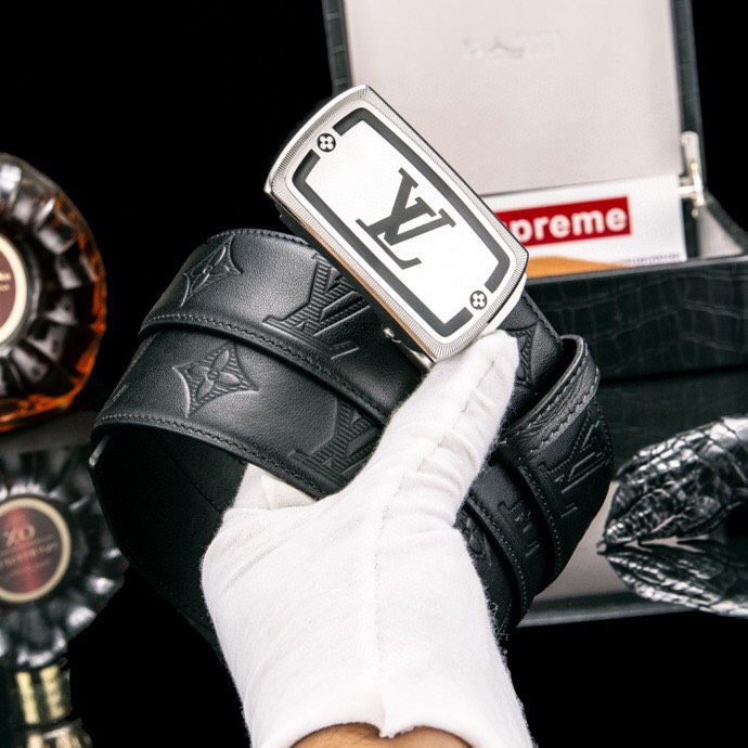  L家 精品高档精钢男士真皮自动扣腰带，商务休闲款抽拉式皮带，使用方便，各种社交场所备受青睐。配送全套木盒包装发票。送礼自用佳品。
带身宽度 35 毫米 ，（3.5 cm）
标识加入经典图案，再以丝滑小牛皮演绎沉稳一面，搭配 LoGo自动扣，与 Everyday 系列其他单品搭配相宜。
匠心电镀金属扣头，以精工打磨的锃亮光泽成为整体着装的点睛之笔，低调中透出凌厉气场。内衬抗拉防变形结构，经久耐用，是兼具实用与格调的现代绅士首选。
这款高档自动扣男士皮带配皮精选头层小牛皮，触感细腻柔韧，每一道天然纹理皆诉说着品质的沉淀。
创新智能自动扣设计，无需繁琐针孔调节，一按即合，轻松适配不同腰围，在商务会议或社交场合中从容展现优雅效率。
即刻拥有，让每一次举手投足皆成为品味的无声宣言。「系住从容，扣动不凡」——只为懂得犒赏自己的非凡男士。p260