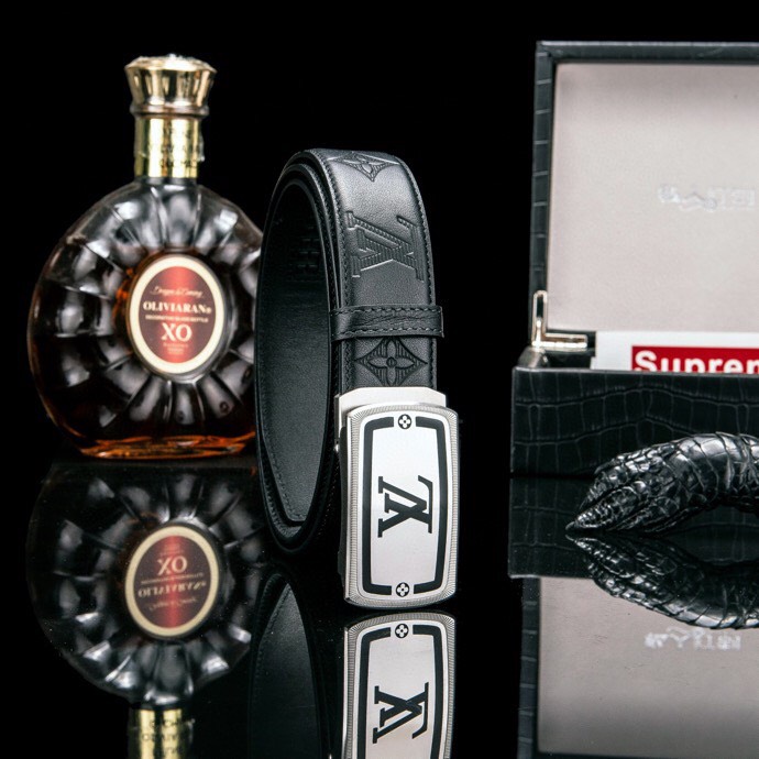  L家 精品高档精钢男士真皮自动扣腰带，商务休闲款抽拉式皮带，使用方便，各种社交场所备受青睐。配送全套木盒包装发票。送礼自用佳品。
带身宽度 35 毫米 ，（3.5 cm）
标识加入经典图案，再以丝滑小牛皮演绎沉稳一面，搭配 LoGo自动扣，与 Everyday 系列其他单品搭配相宜。
匠心电镀金属扣头，以精工打磨的锃亮光泽成为整体着装的点睛之笔，低调中透出凌厉气场。内衬抗拉防变形结构，经久耐用，是兼具实用与格调的现代绅士首选。
这款高档自动扣男士皮带配皮精选头层小牛皮，触感细腻柔韧，每一道天然纹理皆诉说着品质的沉淀。
创新智能自动扣设计，无需繁琐针孔调节，一按即合，轻松适配不同腰围，在商务会议或社交场合中从容展现优雅效率。
即刻拥有，让每一次举手投足皆成为品味的无声宣言。「系住从容，扣动不凡」——只为懂得犒赏自己的非凡男士。p260