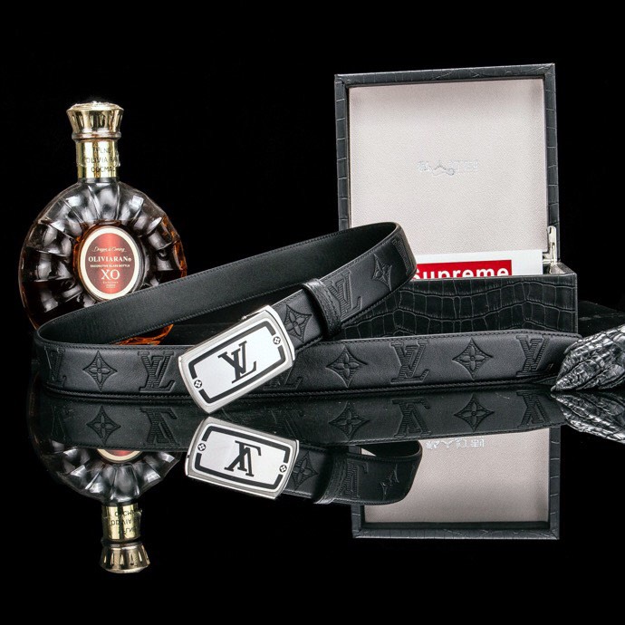  L家 精品高档精钢男士真皮自动扣腰带，商务休闲款抽拉式皮带，使用方便，各种社交场所备受青睐。配送全套木盒包装发票。送礼自用佳品。
带身宽度 35 毫米 ，（3.5 cm）
标识加入经典图案，再以丝滑小牛皮演绎沉稳一面，搭配 LoGo自动扣，与 Everyday 系列其他单品搭配相宜。
匠心电镀金属扣头，以精工打磨的锃亮光泽成为整体着装的点睛之笔，低调中透出凌厉气场。内衬抗拉防变形结构，经久耐用，是兼具实用与格调的现代绅士首选。
这款高档自动扣男士皮带配皮精选头层小牛皮，触感细腻柔韧，每一道天然纹理皆诉说着品质的沉淀。
创新智能自动扣设计，无需繁琐针孔调节，一按即合，轻松适配不同腰围，在商务会议或社交场合中从容展现优雅效率。
即刻拥有，让每一次举手投足皆成为品味的无声宣言。「系住从容，扣动不凡」——只为懂得犒赏自己的非凡男士。p260