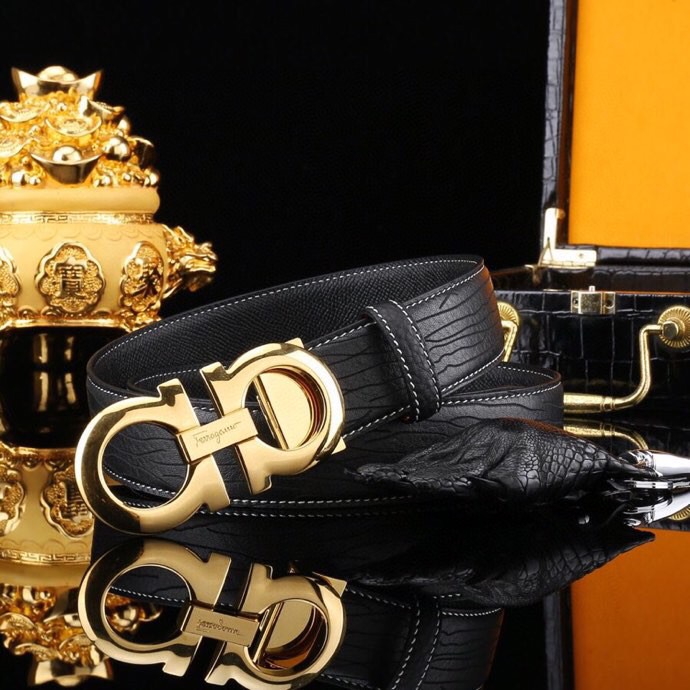 菲拉家，经典双面用可调式男士皮带，高端精品系列的标志性单品，兼具奢华工艺与实用设计，非常适合追求品质与细节的男性用户。
   - 进口小牛皮：正面为天然掌纹纹理牛皮，呈现低调优雅的质感；反面是柔软的流水纹牛皮，触感细腻。双面可用，一皮带轻松切换商务、休闲两种风格。
   - 宽度35mm：适中宽度适配绝大多数裤装（从正装西裤到休闲牛仔裤），实用性极强。
标志性G-i扣饰
   - 金-银色金属扣：经典马蹄扣设计，线条流畅且辨识度高，扣面抛光处理，光泽感提升整体华贵感。
   - 可调节长度：可调试皮带长度，带身可裁剪，穿着更贴合舒适。
高端包装 & 赠品
   - 木盒礼盒：提升送礼仪式感，适合作为生日、节日或自用及商务赠礼。
   - 额外附赠真鳄鱼招财爪挂饰一支：（寓意吉祥），增添收藏价值。
这款皮带是匠心工艺的代表作，从皮质到扣饰均体现奢侈品级的细节把控。双面设计大幅提升性价比，加上礼盒与赠品，堪称高端男士配饰的明智投资。非常推荐入手作为长期使用的品质单品。p260