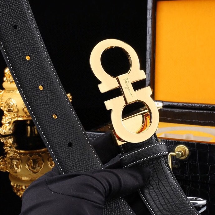 菲拉家，经典双面用可调式男士皮带，高端精品系列的标志性单品，兼具奢华工艺与实用设计，非常适合追求品质与细节的男性用户。
   - 进口小牛皮：正面为天然掌纹纹理牛皮，呈现低调优雅的质感；反面是柔软的流水纹牛皮，触感细腻。双面可用，一皮带轻松切换商务、休闲两种风格。
   - 宽度35mm：适中宽度适配绝大多数裤装（从正装西裤到休闲牛仔裤），实用性极强。
标志性G-i扣饰
   - 金-银色金属扣：经典马蹄扣设计，线条流畅且辨识度高，扣面抛光处理，光泽感提升整体华贵感。
   - 可调节长度：可调试皮带长度，带身可裁剪，穿着更贴合舒适。
高端包装 & 赠品
   - 木盒礼盒：提升送礼仪式感，适合作为生日、节日或自用及商务赠礼。
   - 额外附赠真鳄鱼招财爪挂饰一支：（寓意吉祥），增添收藏价值。
这款皮带是匠心工艺的代表作，从皮质到扣饰均体现奢侈品级的细节把控。双面设计大幅提升性价比，加上礼盒与赠品，堪称高端男士配饰的明智投资。非常推荐入手作为长期使用的品质单品。p260
