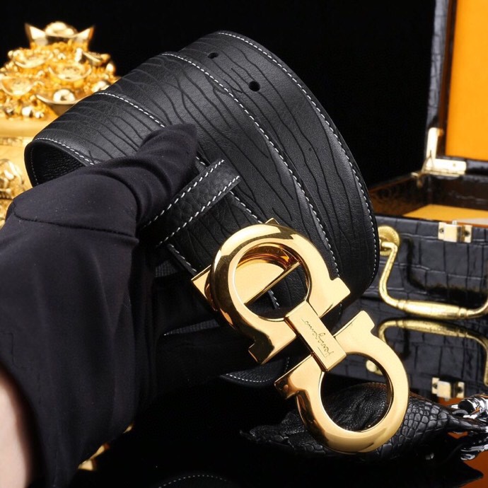 菲拉家，经典双面用可调式男士皮带，高端精品系列的标志性单品，兼具奢华工艺与实用设计，非常适合追求品质与细节的男性用户。
   - 进口小牛皮：正面为天然掌纹纹理牛皮，呈现低调优雅的质感；反面是柔软的流水纹牛皮，触感细腻。双面可用，一皮带轻松切换商务、休闲两种风格。
   - 宽度35mm：适中宽度适配绝大多数裤装（从正装西裤到休闲牛仔裤），实用性极强。
标志性G-i扣饰
   - 金-银色金属扣：经典马蹄扣设计，线条流畅且辨识度高，扣面抛光处理，光泽感提升整体华贵感。
   - 可调节长度：可调试皮带长度，带身可裁剪，穿着更贴合舒适。
高端包装 & 赠品
   - 木盒礼盒：提升送礼仪式感，适合作为生日、节日或自用及商务赠礼。
   - 额外附赠真鳄鱼招财爪挂饰一支：（寓意吉祥），增添收藏价值。
这款皮带是匠心工艺的代表作，从皮质到扣饰均体现奢侈品级的细节把控。双面设计大幅提升性价比，加上礼盒与赠品，堪称高端男士配饰的明智投资。非常推荐入手作为长期使用的品质单品。p260