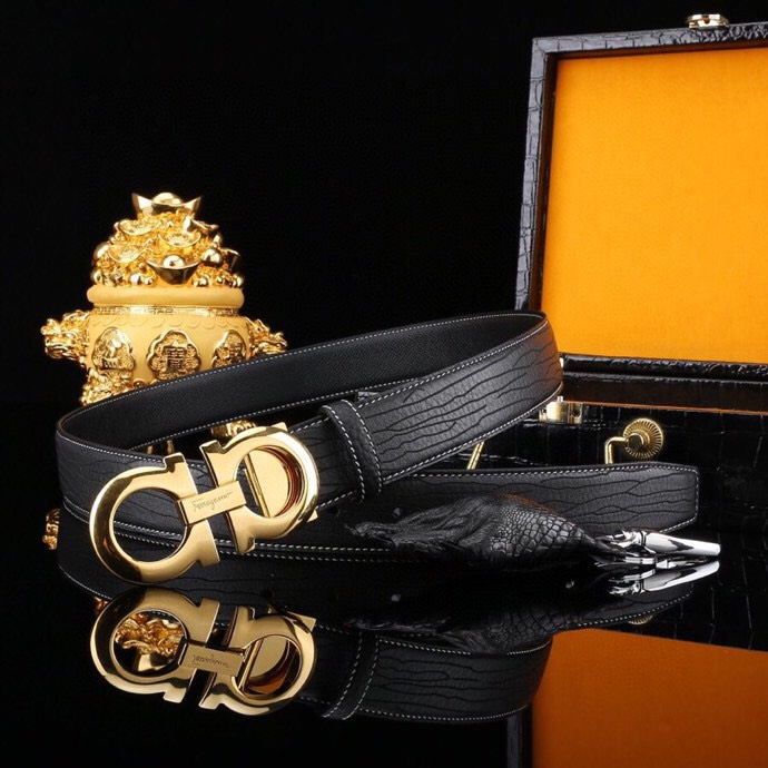 菲拉家，经典双面用可调式男士皮带，高端精品系列的标志性单品，兼具奢华工艺与实用设计，非常适合追求品质与细节的男性用户。
   - 进口小牛皮：正面为天然掌纹纹理牛皮，呈现低调优雅的质感；反面是柔软的流水纹牛皮，触感细腻。双面可用，一皮带轻松切换商务、休闲两种风格。
   - 宽度35mm：适中宽度适配绝大多数裤装（从正装西裤到休闲牛仔裤），实用性极强。
标志性G-i扣饰
   - 金-银色金属扣：经典马蹄扣设计，线条流畅且辨识度高，扣面抛光处理，光泽感提升整体华贵感。
   - 可调节长度：可调试皮带长度，带身可裁剪，穿着更贴合舒适。
高端包装 & 赠品
   - 木盒礼盒：提升送礼仪式感，适合作为生日、节日或自用及商务赠礼。
   - 额外附赠真鳄鱼招财爪挂饰一支：（寓意吉祥），增添收藏价值。
这款皮带是匠心工艺的代表作，从皮质到扣饰均体现奢侈品级的细节把控。双面设计大幅提升性价比，加上礼盒与赠品，堪称高端男士配饰的明智投资。非常推荐入手作为长期使用的品质单品。p260