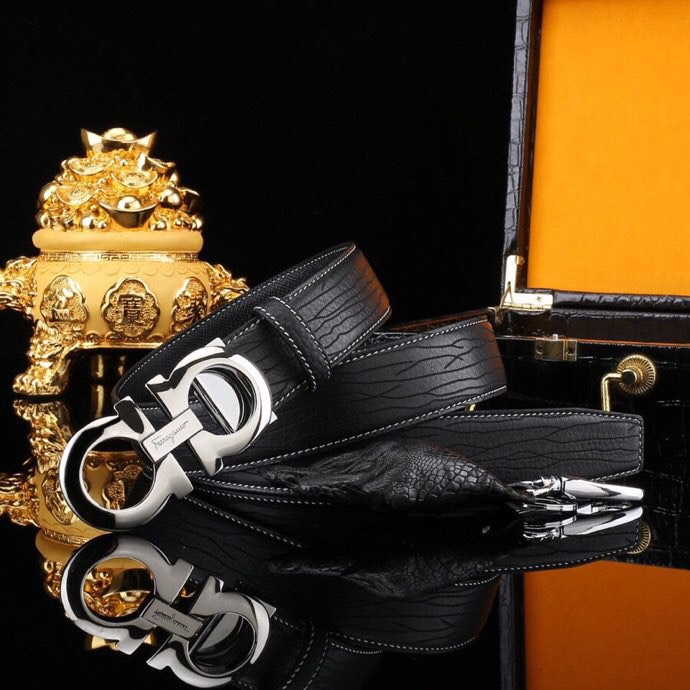 菲拉家，经典双面用可调式男士皮带，高端精品系列的标志性单品，兼具奢华工艺与实用设计，非常适合追求品质与细节的男性用户。
   - 进口小牛皮：正面为天然掌纹纹理牛皮，呈现低调优雅的质感；反面是柔软的流水纹牛皮，触感细腻。双面可用，一皮带轻松切换商务、休闲两种风格。
   - 宽度35mm：适中宽度适配绝大多数裤装（从正装西裤到休闲牛仔裤），实用性极强。
标志性G-i扣饰
   - 金-银色金属扣：经典马蹄扣设计，线条流畅且辨识度高，扣面抛光处理，光泽感提升整体华贵感。
   - 可调节长度：可调试皮带长度，带身可裁剪，穿着更贴合舒适。
高端包装 & 赠品
   - 木盒礼盒：提升送礼仪式感，适合作为生日、节日或自用及商务赠礼。
   - 额外附赠真鳄鱼招财爪挂饰一支：（寓意吉祥），增添收藏价值。
这款皮带是匠心工艺的代表作，从皮质到扣饰均体现奢侈品级的细节把控。双面设计大幅提升性价比，加上礼盒与赠品，堪称高端男士配饰的明智投资。非常推荐入手作为长期使用的品质单品。p260