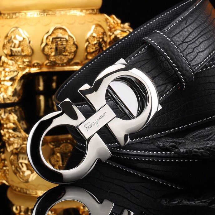 菲拉家，经典双面用可调式男士皮带，高端精品系列的标志性单品，兼具奢华工艺与实用设计，非常适合追求品质与细节的男性用户。
   - 进口小牛皮：正面为天然掌纹纹理牛皮，呈现低调优雅的质感；反面是柔软的流水纹牛皮，触感细腻。双面可用，一皮带轻松切换商务、休闲两种风格。
   - 宽度35mm：适中宽度适配绝大多数裤装（从正装西裤到休闲牛仔裤），实用性极强。
标志性G-i扣饰
   - 金-银色金属扣：经典马蹄扣设计，线条流畅且辨识度高，扣面抛光处理，光泽感提升整体华贵感。
   - 可调节长度：可调试皮带长度，带身可裁剪，穿着更贴合舒适。
高端包装 & 赠品
   - 木盒礼盒：提升送礼仪式感，适合作为生日、节日或自用及商务赠礼。
   - 额外附赠真鳄鱼招财爪挂饰一支：（寓意吉祥），增添收藏价值。
这款皮带是匠心工艺的代表作，从皮质到扣饰均体现奢侈品级的细节把控。双面设计大幅提升性价比，加上礼盒与赠品，堪称高端男士配饰的明智投资。非常推荐入手作为长期使用的品质单品。p260