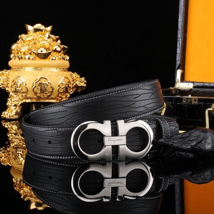 菲拉家，经典双面用可调式男士皮带，高端精品系列的标志性单品，兼具奢华工艺与实用设计，非常适合追求品质与细节的男性用户。
   - 进口小牛皮：正面为天然掌纹纹理牛皮，呈现低调优雅的质感；反面是柔软的流水纹牛皮，触感细腻。双面可用，一皮带轻松切换商务、休闲两种风格。
   - 宽度35mm：适中宽度适配绝大多数裤装（从正装西裤到休闲牛仔裤），实用性极强。
标志性G-i扣饰
   - 金-银色金属扣：经典马蹄扣设计，线条流畅且辨识度高，扣面抛光处理，光泽感提升整体华贵感。
   - 可调节长度：可调试皮带长度，带身可裁剪，穿着更贴合舒适。
高端包装 & 赠品
   - 木盒礼盒：提升送礼仪式感，适合作为生日、节日或自用及商务赠礼。
   - 额外附赠真鳄鱼招财爪挂饰一支：（寓意吉祥），增添收藏价值。
这款皮带是匠心工艺的代表作，从皮质到扣饰均体现奢侈品级的细节把控。双面设计大幅提升性价比，加上礼盒与赠品，堪称高端男士配饰的明智投资。非常推荐入手作为长期使用的品质单品。p260