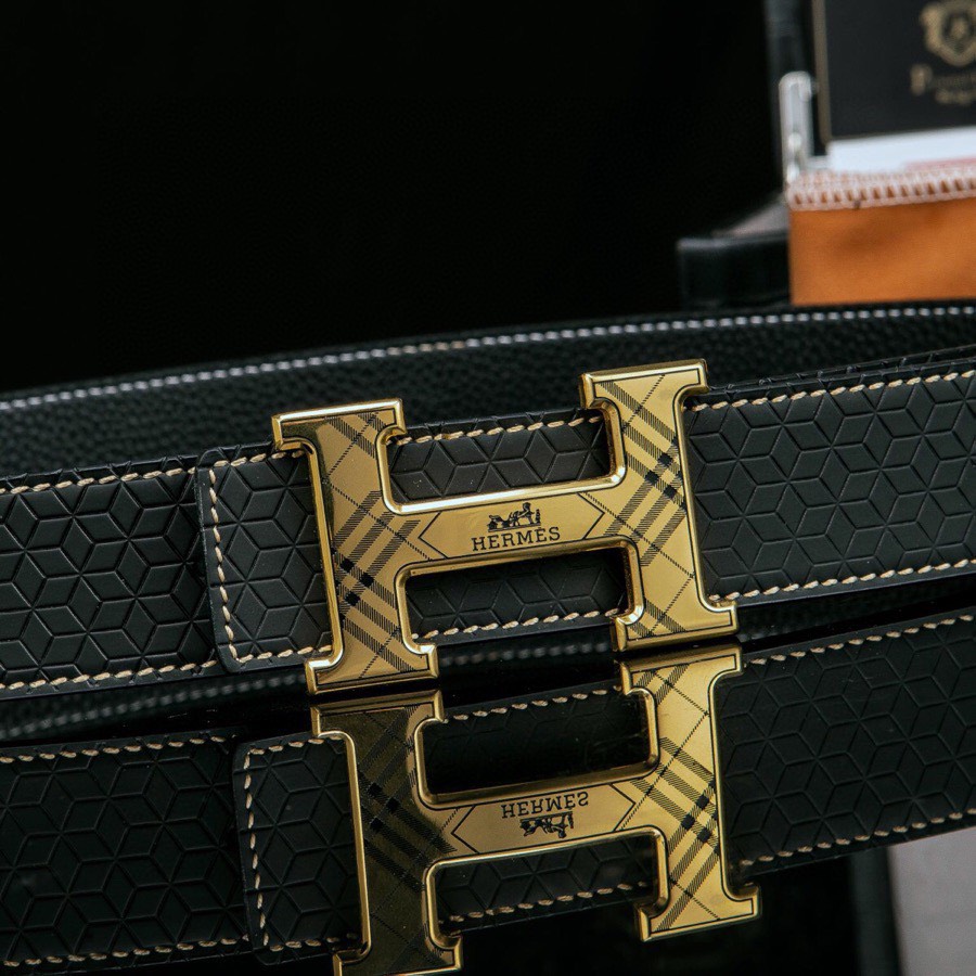 🌟【男士品位之选】爱马家商务休闲真皮腰带🌟

✨ 经典H扣｜头层小牛皮｜百搭38mm宽度

▎💼 一皮带·多场合

✔进口双面头层牛皮，柔韧细腻｜久用如新

✔精钢真空电镀H扣｜耐磨保色｜细节见奢

✔3.8cm黄金宽度｜商务休闲两相宜｜多色可选

▎🎁 礼遇升级

👉 附赠鳄鱼纹木制礼盒，自用显格调，送礼更有面！

💡 高净值男士标配｜品质生活从细节开始

🔥点击秒杀👉P240

#男士穿搭 #轻奢配饰 #商务必备