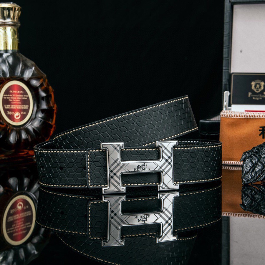 🌟【男士品位之选】爱马家商务休闲真皮腰带🌟

✨ 经典H扣｜头层小牛皮｜百搭38mm宽度

▎💼 一皮带·多场合

✔进口双面头层牛皮，柔韧细腻｜久用如新

✔精钢真空电镀H扣｜耐磨保色｜细节见奢

✔3.8cm黄金宽度｜商务休闲两相宜｜多色可选

▎🎁 礼遇升级

👉 附赠鳄鱼纹木制礼盒，自用显格调，送礼更有面！

💡 高净值男士标配｜品质生活从细节开始

🔥点击秒杀👉P240

#男士穿搭 #轻奢配饰 #商务必备