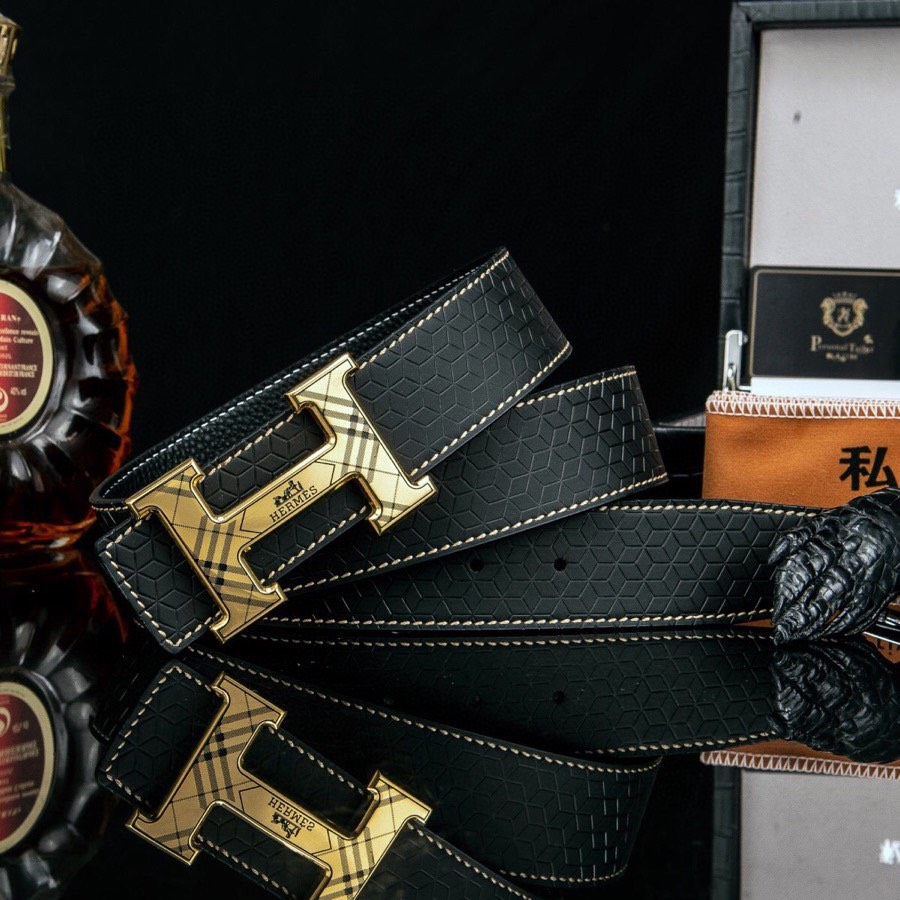 🌟【男士品位之选】爱马家商务休闲真皮腰带🌟

✨ 经典H扣｜头层小牛皮｜百搭38mm宽度

▎💼 一皮带·多场合

✔进口双面头层牛皮，柔韧细腻｜久用如新

✔精钢真空电镀H扣｜耐磨保色｜细节见奢

✔3.8cm黄金宽度｜商务休闲两相宜｜多色可选

▎🎁 礼遇升级

👉 附赠鳄鱼纹木制礼盒，自用显格调，送礼更有面！

💡 高净值男士标配｜品质生活从细节开始

🔥点击秒杀👉P240

#男士穿搭 #轻奢配饰 #商务必备