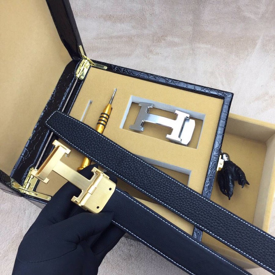 爱马家 臻品礼赠·尽显尊荣 | 意大利进口真皮男士双扣皮带礼盒套装.
【尊贵之选·非凡气度】
🔹 人体工学佩戴，舒适无负担，精工雕琢，每一寸纹理都彰显野性与奢华.
🔹 3.5cm宽阔版型. 搭配双扣自动款式，扣头自由换（附工具），轻松适配商务与休闲.
🔹 意大利进口头层牛皮，皮质柔韧亲肤，电镀金属扣耐磨如新，不褪色.
细节至臻·礼遇升华
最新设计，沉稳百搭. 欧洲最新设计，沉稳百搭.
专为高端品位定制
——赠礼自用皆宜，见证非凡格调 .
（实拍图所见即所得，私询解锁专属权益 ）p320