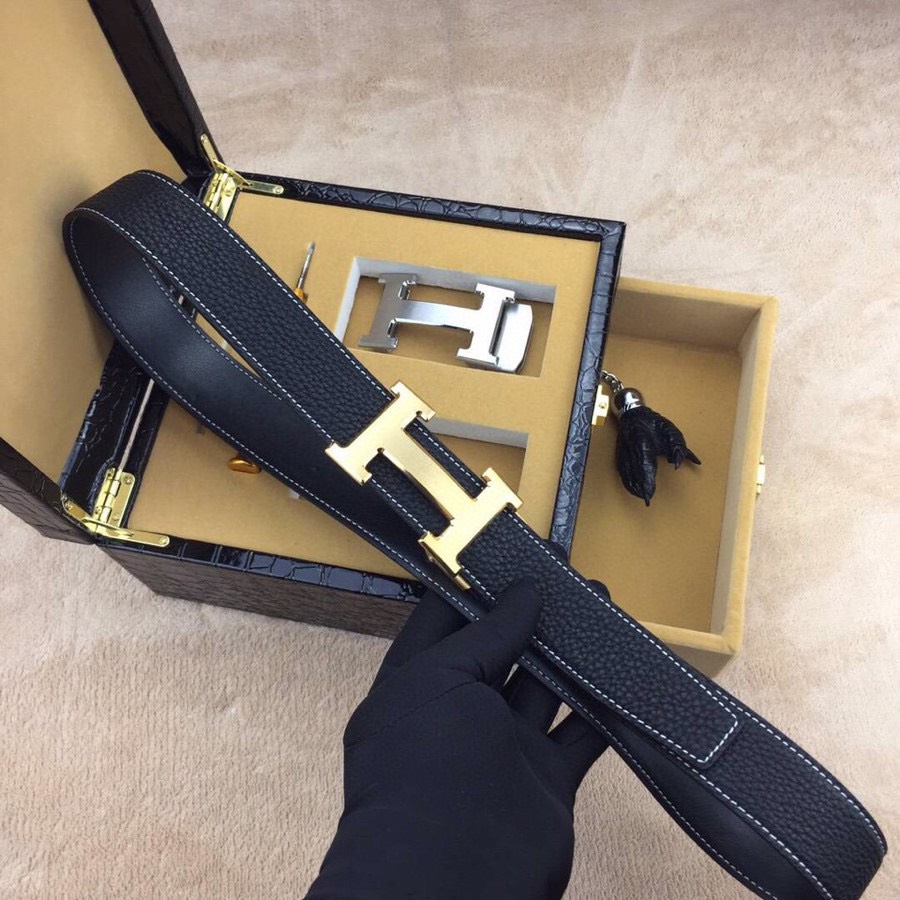 爱马家 臻品礼赠·尽显尊荣 | 意大利进口真皮男士双扣皮带礼盒套装.
【尊贵之选·非凡气度】
🔹 人体工学佩戴，舒适无负担，精工雕琢，每一寸纹理都彰显野性与奢华.
🔹 3.5cm宽阔版型. 搭配双扣自动款式，扣头自由换（附工具），轻松适配商务与休闲.
🔹 意大利进口头层牛皮，皮质柔韧亲肤，电镀金属扣耐磨如新，不褪色.
细节至臻·礼遇升华
最新设计，沉稳百搭. 欧洲最新设计，沉稳百搭.
专为高端品位定制
——赠礼自用皆宜，见证非凡格调 .
（实拍图所见即所得，私询解锁专属权益 ）p320