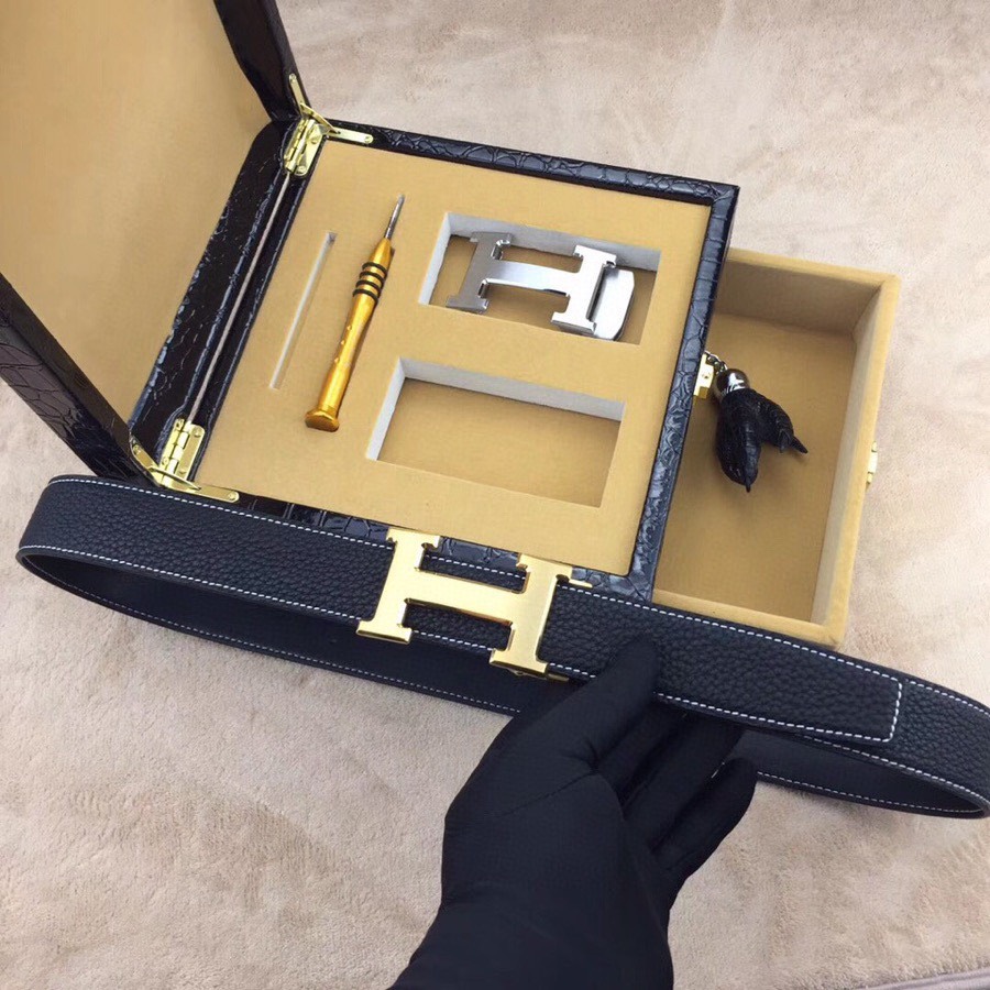 爱马家 臻品礼赠·尽显尊荣 | 意大利进口真皮男士双扣皮带礼盒套装.
【尊贵之选·非凡气度】
🔹 人体工学佩戴，舒适无负担，精工雕琢，每一寸纹理都彰显野性与奢华.
🔹 3.5cm宽阔版型. 搭配双扣自动款式，扣头自由换（附工具），轻松适配商务与休闲.
🔹 意大利进口头层牛皮，皮质柔韧亲肤，电镀金属扣耐磨如新，不褪色.
细节至臻·礼遇升华
最新设计，沉稳百搭. 欧洲最新设计，沉稳百搭.
专为高端品位定制
——赠礼自用皆宜，见证非凡格调 .
（实拍图所见即所得，私询解锁专属权益 ）p320