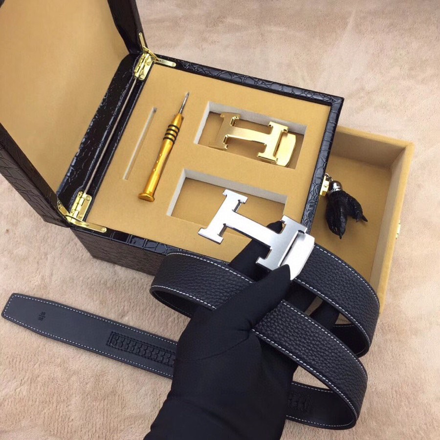 爱马家 臻品礼赠·尽显尊荣 | 意大利进口真皮男士双扣皮带礼盒套装.
【尊贵之选·非凡气度】
🔹 人体工学佩戴，舒适无负担，精工雕琢，每一寸纹理都彰显野性与奢华.
🔹 3.5cm宽阔版型. 搭配双扣自动款式，扣头自由换（附工具），轻松适配商务与休闲.
🔹 意大利进口头层牛皮，皮质柔韧亲肤，电镀金属扣耐磨如新，不褪色.
细节至臻·礼遇升华
最新设计，沉稳百搭. 欧洲最新设计，沉稳百搭.
专为高端品位定制
——赠礼自用皆宜，见证非凡格调 .
（实拍图所见即所得，私询解锁专属权益 ）p320