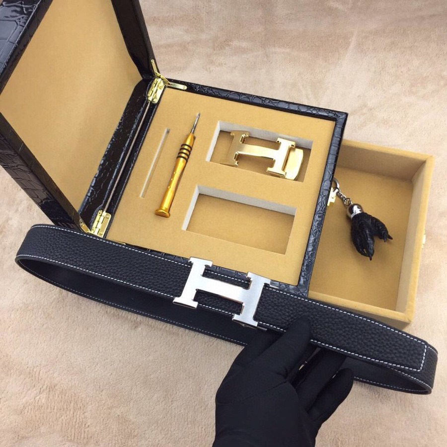 爱马家 臻品礼赠·尽显尊荣 | 意大利进口真皮男士双扣皮带礼盒套装.
【尊贵之选·非凡气度】
🔹 人体工学佩戴，舒适无负担，精工雕琢，每一寸纹理都彰显野性与奢华.
🔹 3.5cm宽阔版型. 搭配双扣自动款式，扣头自由换（附工具），轻松适配商务与休闲.
🔹 意大利进口头层牛皮，皮质柔韧亲肤，电镀金属扣耐磨如新，不褪色.
细节至臻·礼遇升华
最新设计，沉稳百搭. 欧洲最新设计，沉稳百搭.
专为高端品位定制
——赠礼自用皆宜，见证非凡格调 .
（实拍图所见即所得，私询解锁专属权益 ）p320