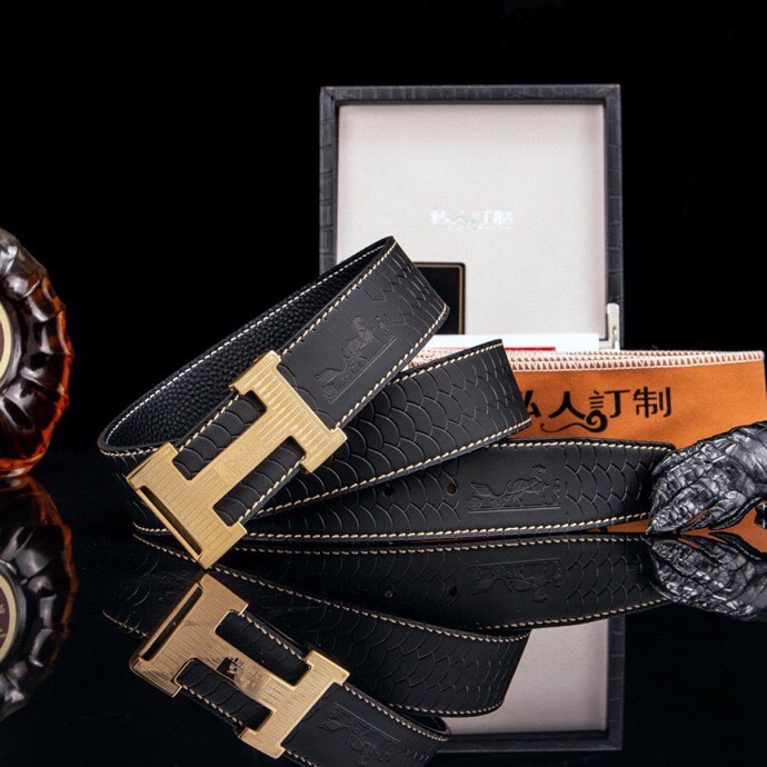 🔥 Herm*  经典H扣腰带 · 爱马家男士品质之选 🔥

💼  荔枝纹&掌纹多选双面腰带

⚫🟤 低调配色：经典黑 × 卡其棕等多色，一秒切换商务与休闲

🛠 匠心细节：

▫ 3.8cm 进口小牛皮带身，双面耐磨

▫ 精钢电镀H扣，真空镀层拒绝掉色

▫ 内穿扣设计，利落不露痕

🎁 正品象征：鳄鱼纹木盒+全套证件包装

⚠ 海关原单·高端专供·库存预警

私藏级单品，私聊询价⬇
p240