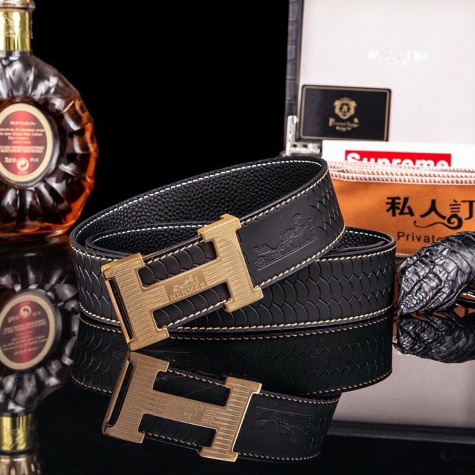 🔥 Herm*  经典H扣腰带 · 爱马家男士品质之选 🔥

💼  荔枝纹&掌纹多选双面腰带

⚫🟤 低调配色：经典黑 × 卡其棕等多色，一秒切换商务与休闲

🛠 匠心细节：

▫ 3.8cm 进口小牛皮带身，双面耐磨

▫ 精钢电镀H扣，真空镀层拒绝掉色

▫ 内穿扣设计，利落不露痕

🎁 正品象征：鳄鱼纹木盒+全套证件包装

⚠ 海关原单·高端专供·库存预警

私藏级单品，私聊询价⬇
p240