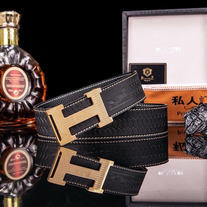 🔥 Herm*  经典H扣腰带 · 爱马家男士品质之选 🔥

💼  荔枝纹&掌纹多选双面腰带

⚫🟤 低调配色：经典黑 × 卡其棕等多色，一秒切换商务与休闲

🛠 匠心细节：

▫ 3.8cm 进口小牛皮带身，双面耐磨

▫ 精钢电镀H扣，真空镀层拒绝掉色

▫ 内穿扣设计，利落不露痕

🎁 正品象征：鳄鱼纹木盒+全套证件包装

⚠ 海关原单·高端专供·库存预警

私藏级单品，私聊询价⬇
p240