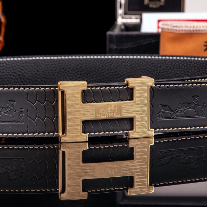 🔥 Herm*  经典H扣腰带 · 爱马家男士品质之选 🔥

💼  荔枝纹&掌纹多选双面腰带

⚫🟤 低调配色：经典黑 × 卡其棕等多色，一秒切换商务与休闲

🛠 匠心细节：

▫ 3.8cm 进口小牛皮带身，双面耐磨

▫ 精钢电镀H扣，真空镀层拒绝掉色

▫ 内穿扣设计，利落不露痕

🎁 正品象征：鳄鱼纹木盒+全套证件包装

⚠ 海关原单·高端专供·库存预警

私藏级单品，私聊询价⬇
p240