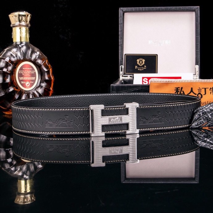 🔥 Herm*  经典H扣腰带 · 爱马家男士品质之选 🔥

💼  荔枝纹&掌纹多选双面腰带

⚫🟤 低调配色：经典黑 × 卡其棕等多色，一秒切换商务与休闲

🛠 匠心细节：

▫ 3.8cm 进口小牛皮带身，双面耐磨

▫ 精钢电镀H扣，真空镀层拒绝掉色

▫ 内穿扣设计，利落不露痕

🎁 正品象征：鳄鱼纹木盒+全套证件包装

⚠ 海关原单·高端专供·库存预警

私藏级单品，私聊询价⬇
p240