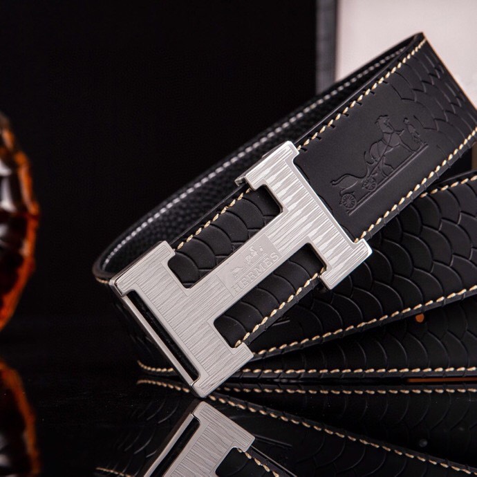 🔥 Herm*  经典H扣腰带 · 爱马家男士品质之选 🔥

💼  荔枝纹&掌纹多选双面腰带

⚫🟤 低调配色：经典黑 × 卡其棕等多色，一秒切换商务与休闲

🛠 匠心细节：

▫ 3.8cm 进口小牛皮带身，双面耐磨

▫ 精钢电镀H扣，真空镀层拒绝掉色

▫ 内穿扣设计，利落不露痕

🎁 正品象征：鳄鱼纹木盒+全套证件包装

⚠ 海关原单·高端专供·库存预警

私藏级单品，私聊询价⬇
p240