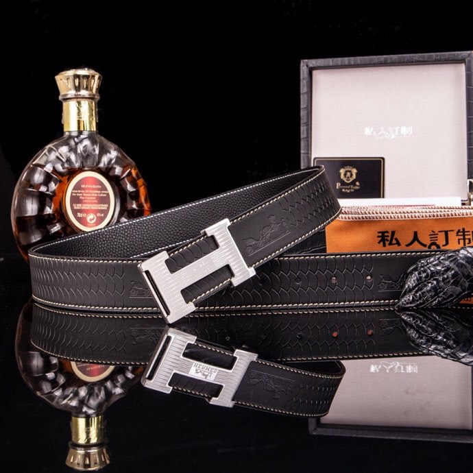 🔥 Herm*  经典H扣腰带 · 爱马家男士品质之选 🔥

💼  荔枝纹&掌纹多选双面腰带

⚫🟤 低调配色：经典黑 × 卡其棕等多色，一秒切换商务与休闲

🛠 匠心细节：

▫ 3.8cm 进口小牛皮带身，双面耐磨

▫ 精钢电镀H扣，真空镀层拒绝掉色

▫ 内穿扣设计，利落不露痕

🎁 正品象征：鳄鱼纹木盒+全套证件包装

⚠ 海关原单·高端专供·库存预警

私藏级单品，私聊询价⬇
p240